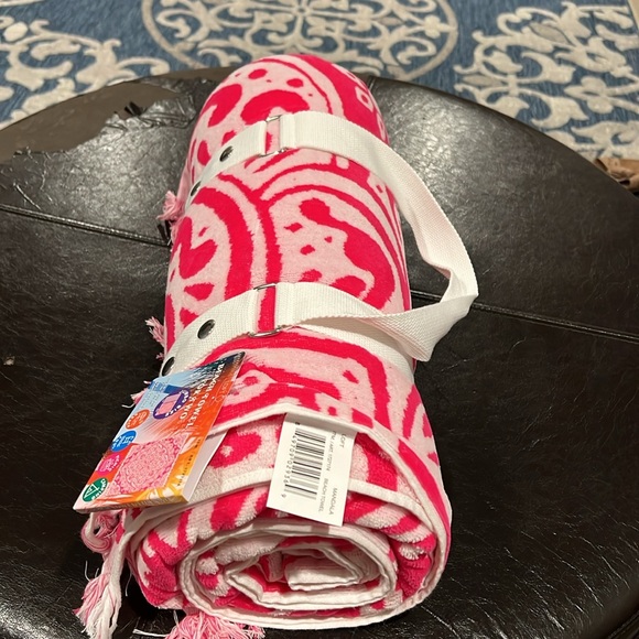 Jumbo Size Beach Towel for 2, available in 2 different colors - Picture 1 of 9